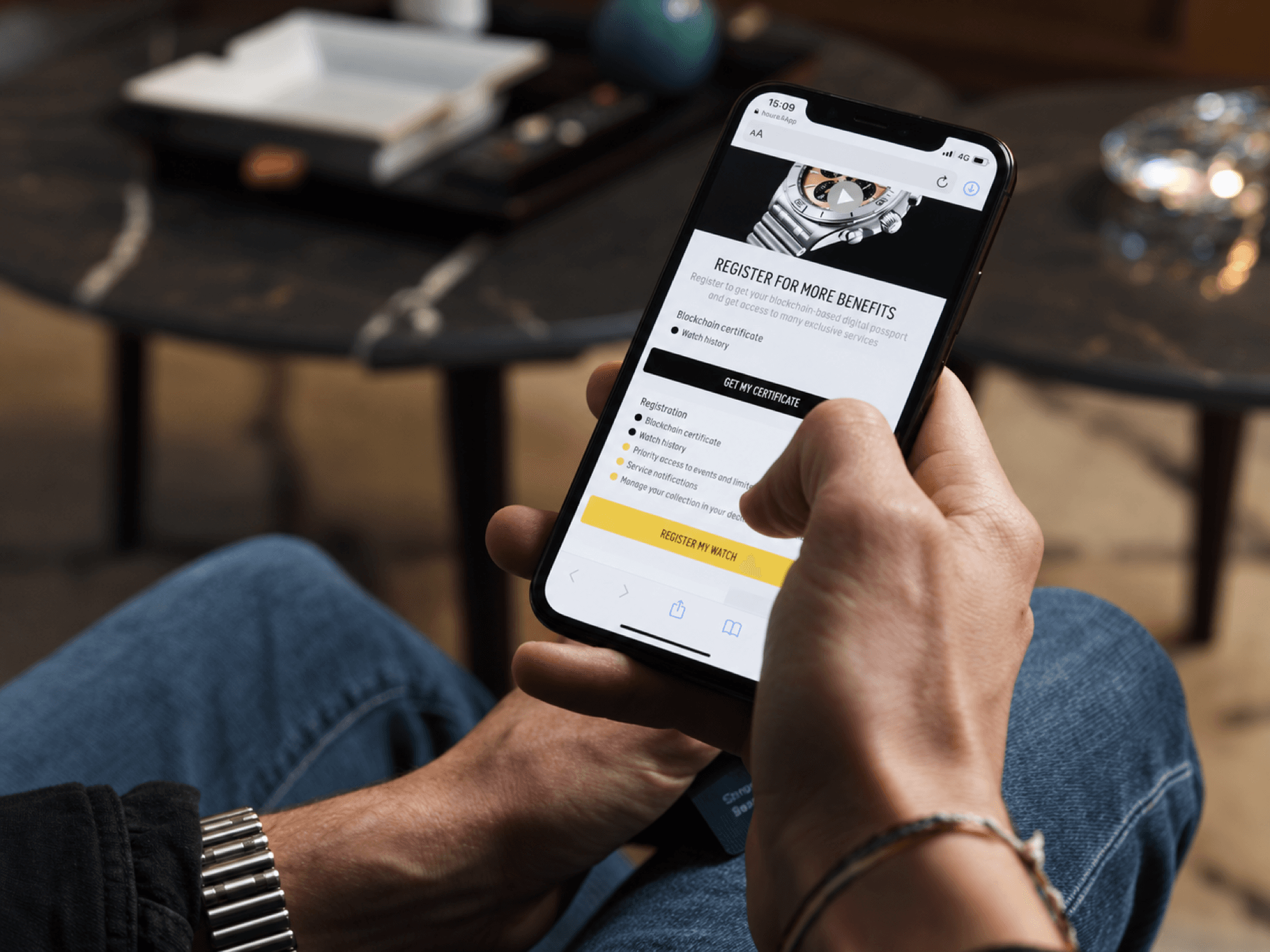 Un propriétaire Breitling consulte le passeport numérique de sa montre