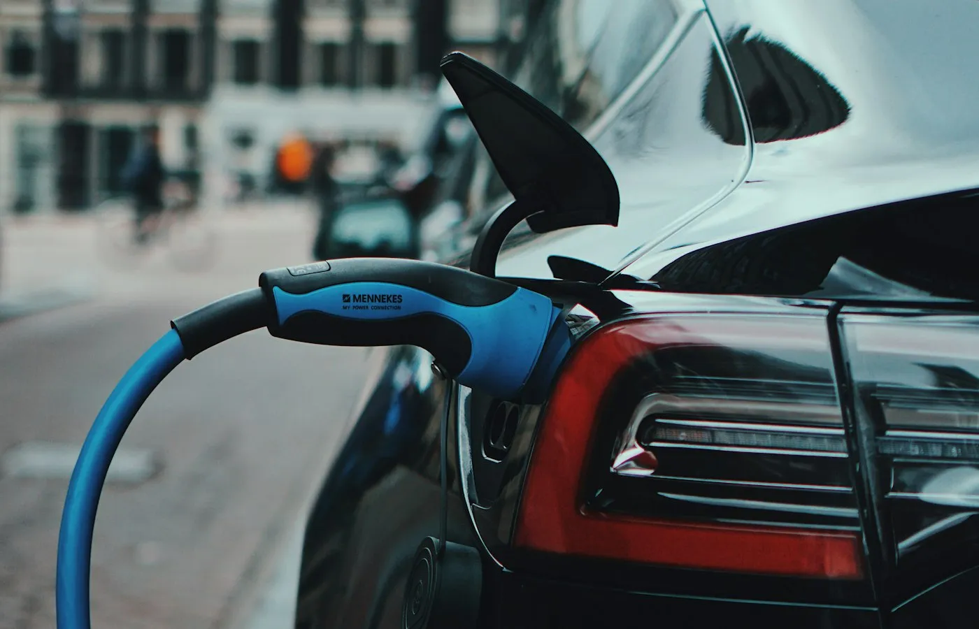 Câble de recharge branché sur un véhicule électrique
