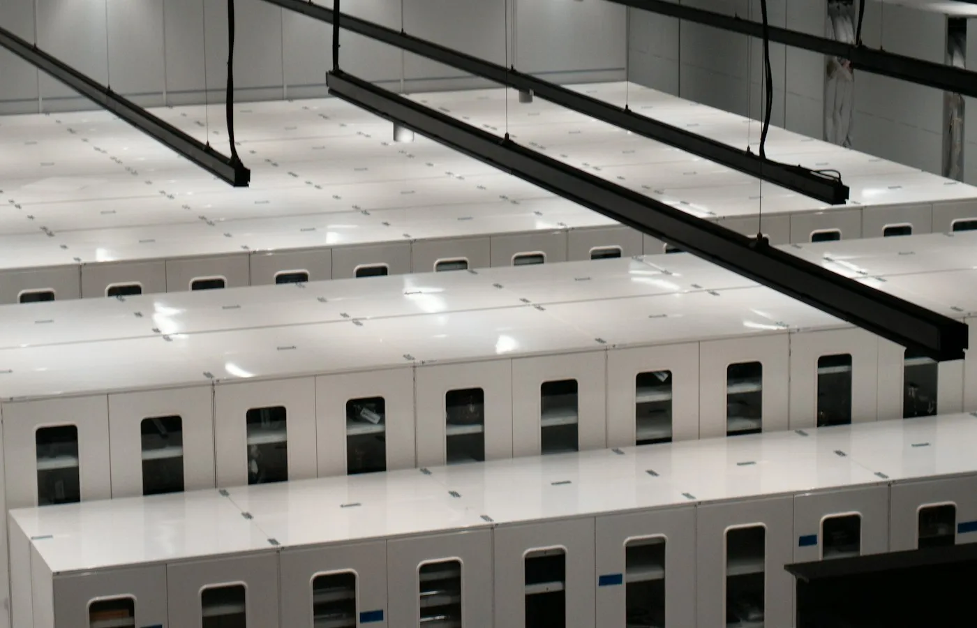 Rangées d'armoires dans une salle de data center