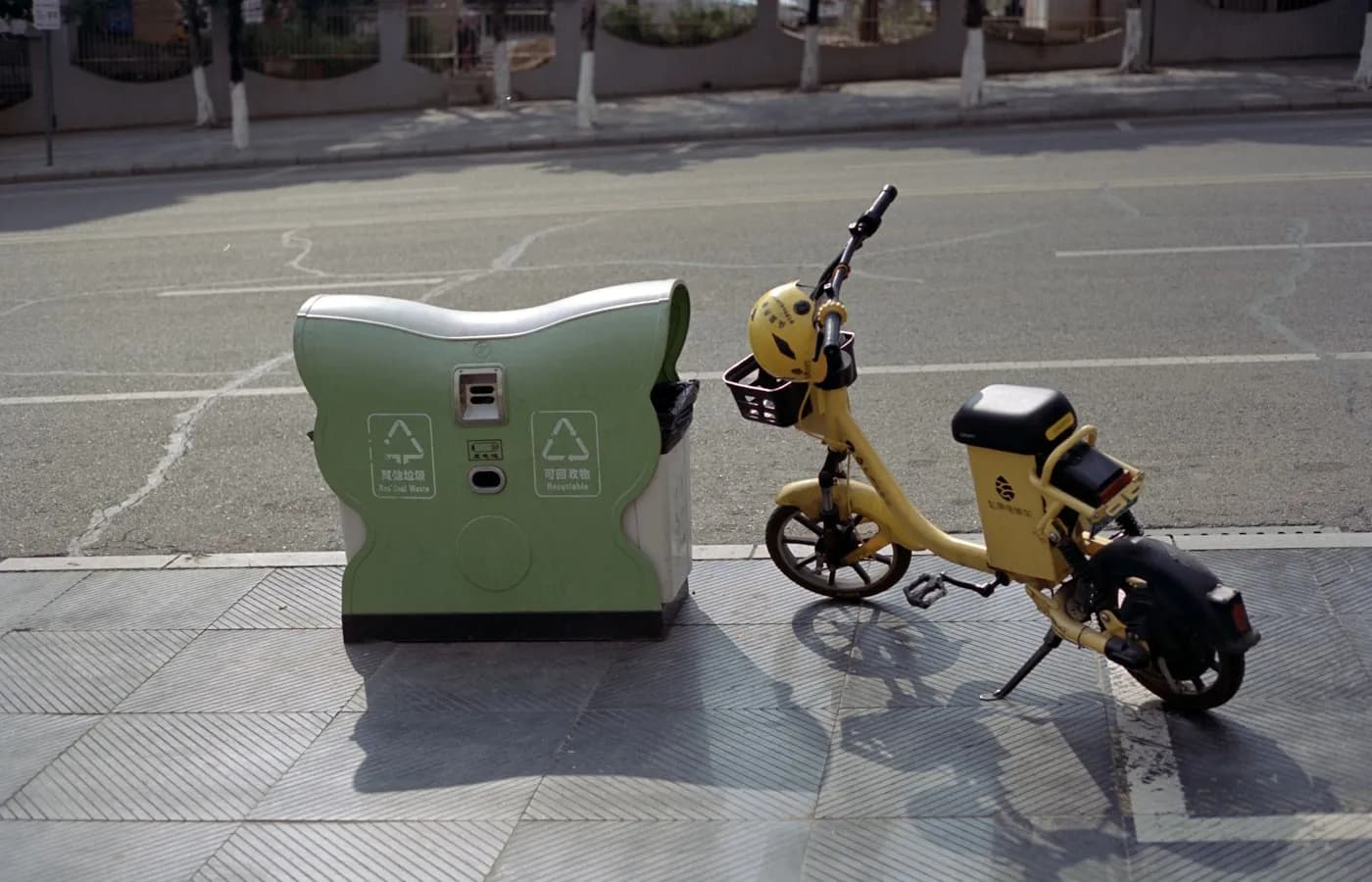 Scooter électrique stationné à côté d'une borne d'échange de batterie
